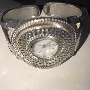 Beautiful bracelet watch ❤️❤️needs batteries